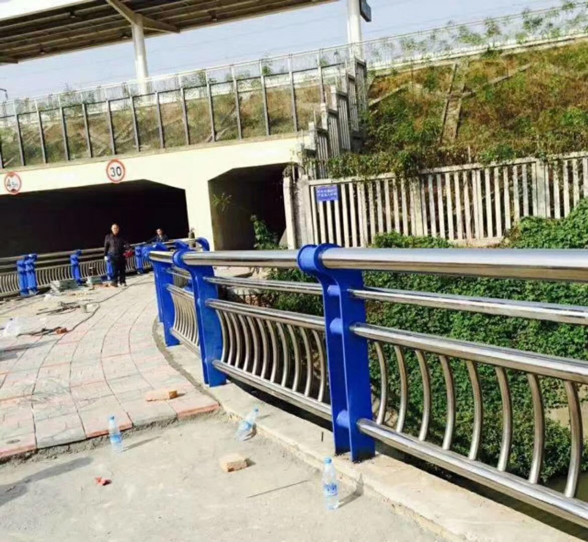 四川市政隔离河道护栏技术精湛