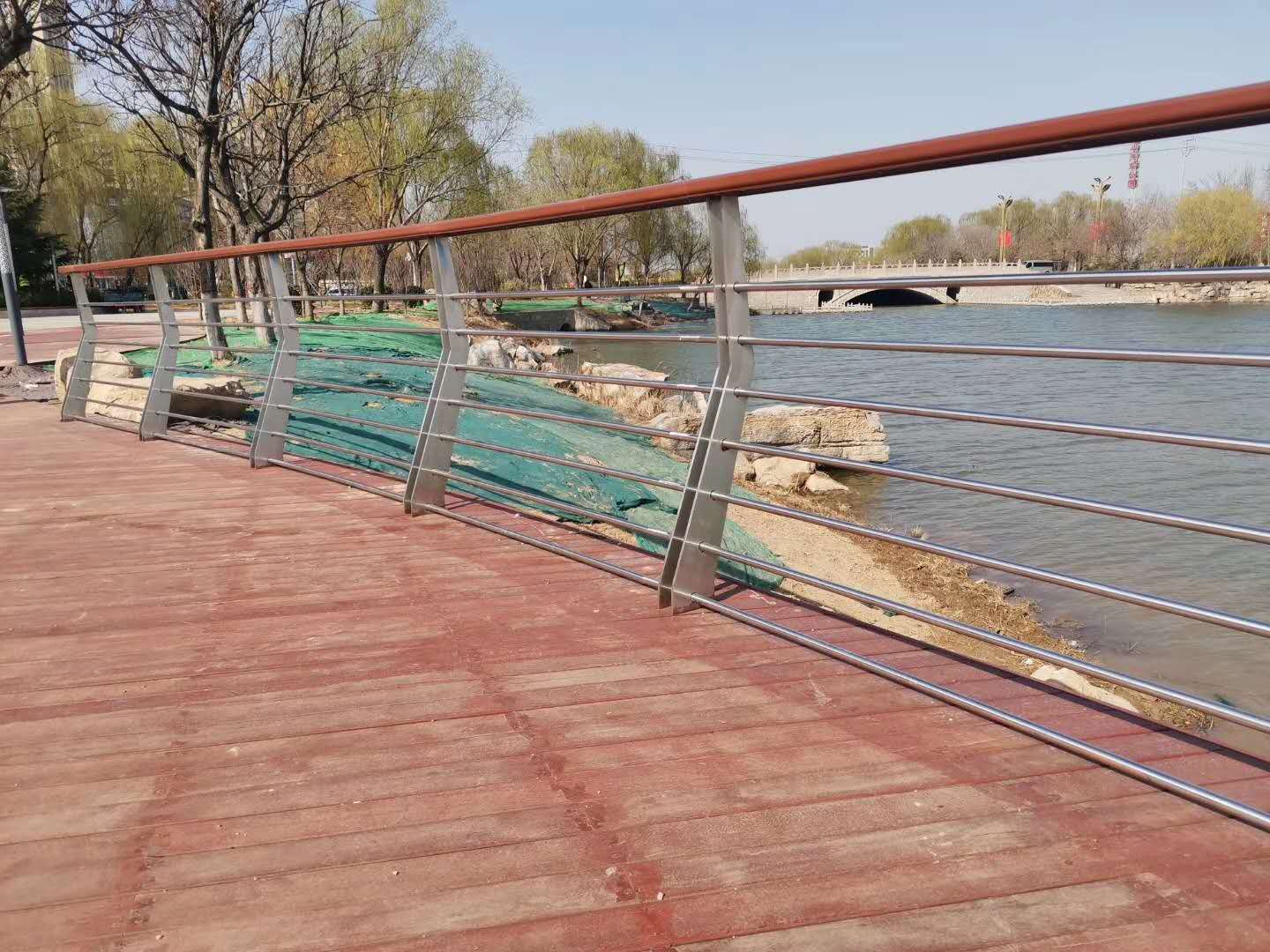 【河池】询价不锈钢碳素钢复合管栏杆可按客户需求生产