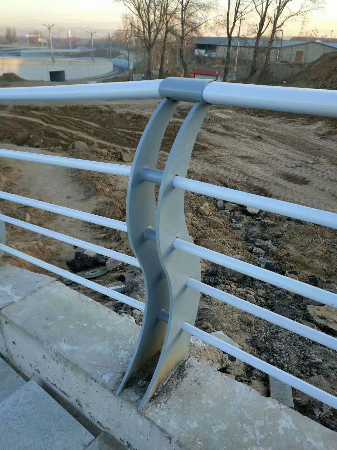 桥梁护栏立柱板使用寿命长