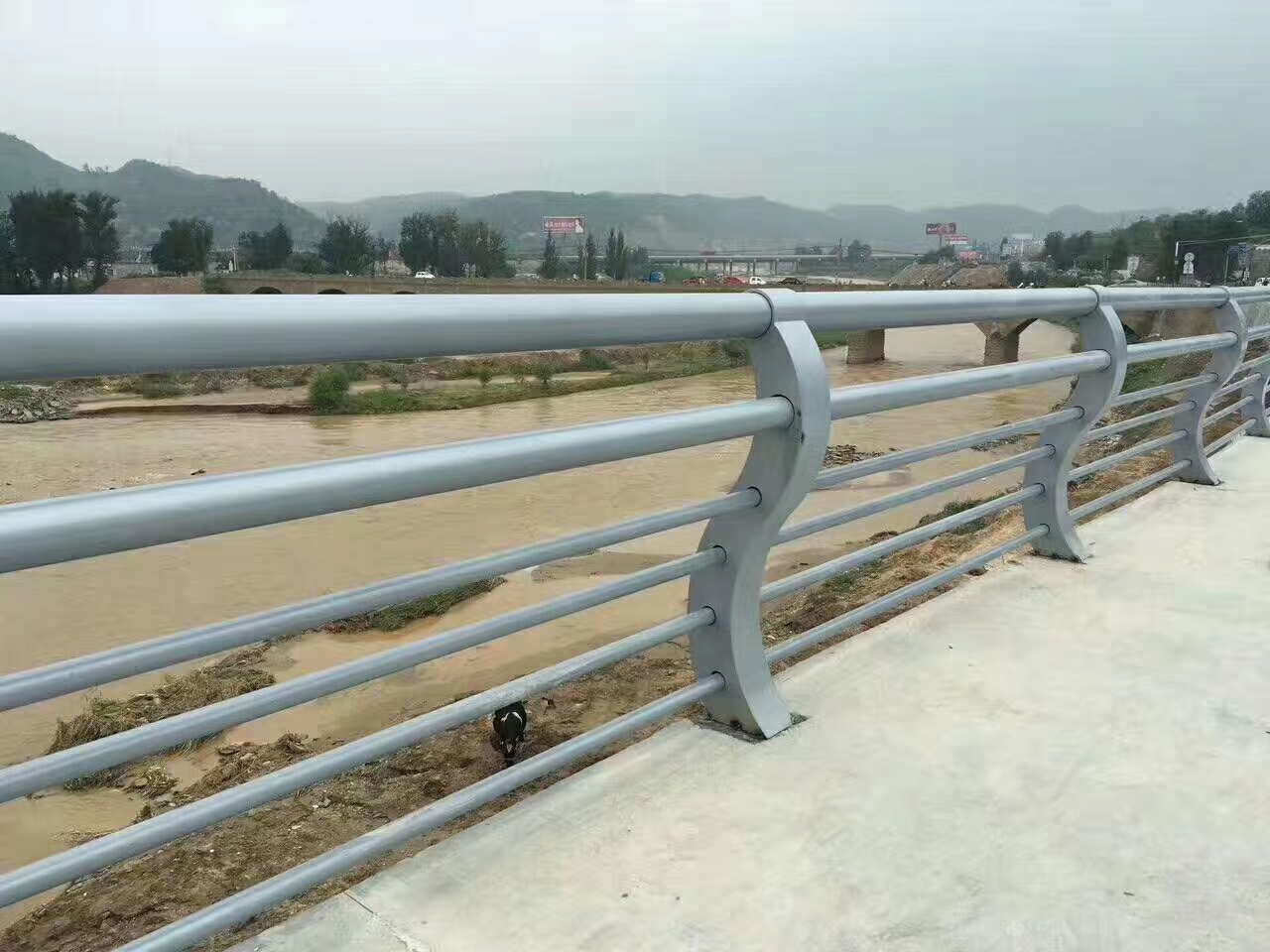 海东城市建设人行道护栏适用广泛